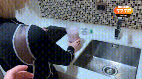 Before going for a walk, I made her squirt and came in her mouth..._p5.gif