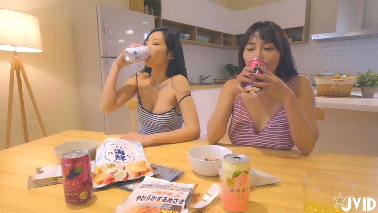 JVID乳神樂樂與瞳瞳的暴風雨夜浴室挑逗巨乳對撞／眾嫩模混戰白絲女僕揉乳露穴嫵媚私拍.jpg