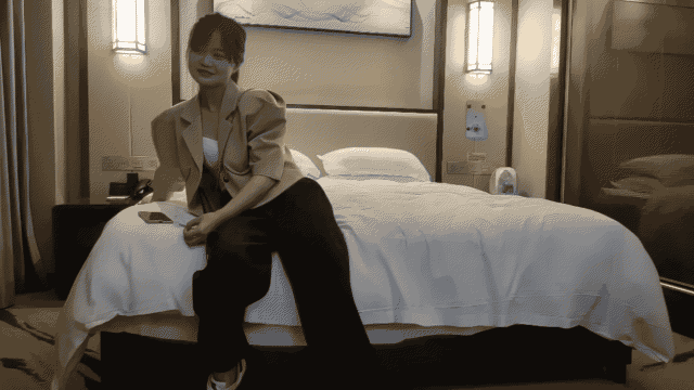 【探花精选】甜美马尾妹子，白色内衣舔屌69口交，抬起大长腿抽插猛操，大屁股坐上来上.gif