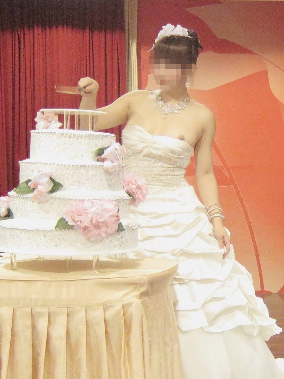 新娘结婚的时候走光露点了有点尴尬了_1487715914673901577_0.jpg