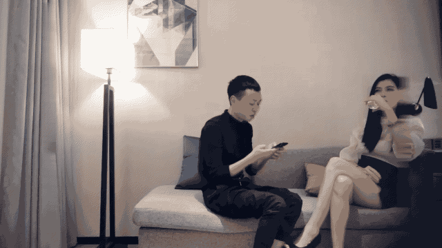 【七天高端外围】迷人苗条小少妇_开档黑丝拨开内裤摸逼上位骑坐猛操，_5p_compressed..gif