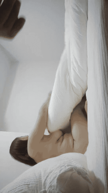【真实夫妻探花】，换妻界新来的一对夫妻，中年人的生活需要刺激，跟志同道合的夫妻激.gif