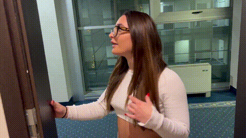 Sara Diamante sbaglia stanza d'hotel e scopa con un figo tatuato_p5_compressed.gif