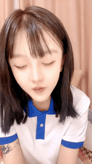 颜值很高的清纯美少女露脸来了大姨妈还发骚呢，跟狼友撩骚互动听指挥，揉奶玩逼xue顺腿.gif
