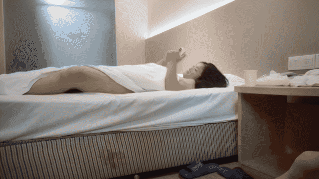 【瘦子探花】眼睛妹妹放假了，酒店内今天好好爽一爽，肤白纤细听话，即刻满足中_80p.g.gif