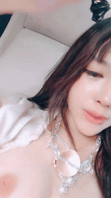 双马尾极品宝贝的诱惑，全程露脸性感好身材，无毛白虎逼圆润坚挺的骚奶子展示，特写逼.gif