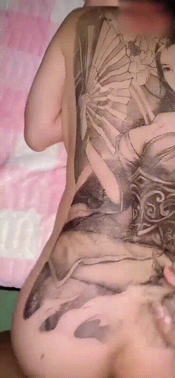 ✨纹身尤物✨超美纹身，犹如壁画美人，身材纤细优美，无套后入实在是太带感了，内射入.gif