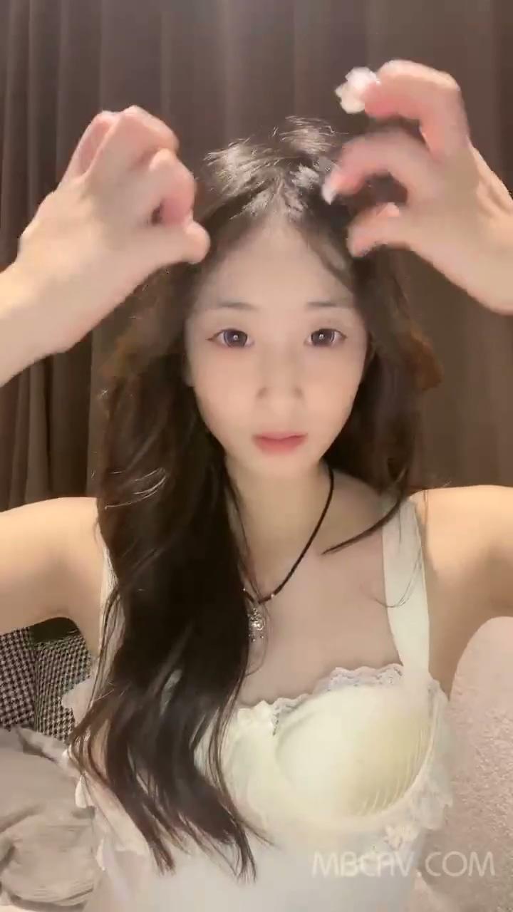高顏值大波浪氣質女神外地和閨蜜壹起旅遊,水土不服有點拉肚子,塞跳蛋太刺激差點拉出來.jpg