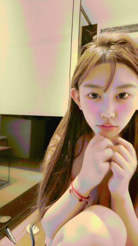 【王鹤棣的美羊】发育很好的小嫩模 颜值高超级骚毛多逼粉一线天 一丝不挂 真想干她骚.gif