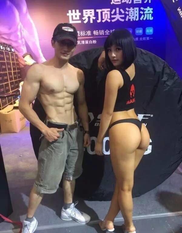 健身教练参加活动太紧张逼都看见了_1493170630031671296_0.jpg