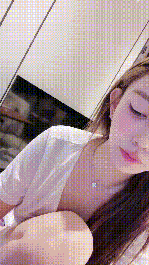 校花学妹【羊村美骚】完美身材 全身雪白细嫩 丰满美乳 极品翘臀 掰开嫩穴跳蛋自慰 (2).gif