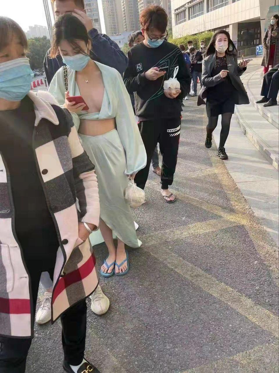 出门核酸了大家还是注意安全生活走光美景_1482301367230205959_1.jpg