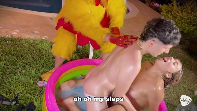 Frisby's chicken organizes fight between ALIX VLOGS and LARA ROSS to see wh.jpg