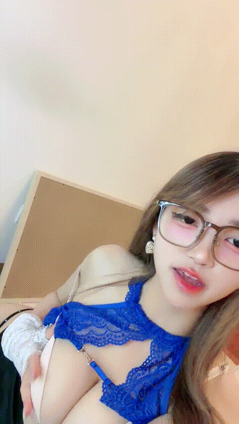 巨乳网红终于下海了【灵儿同学】身材超级棒 完美圆润大奶子 太完美 长腿极品翘臀 看着.gif