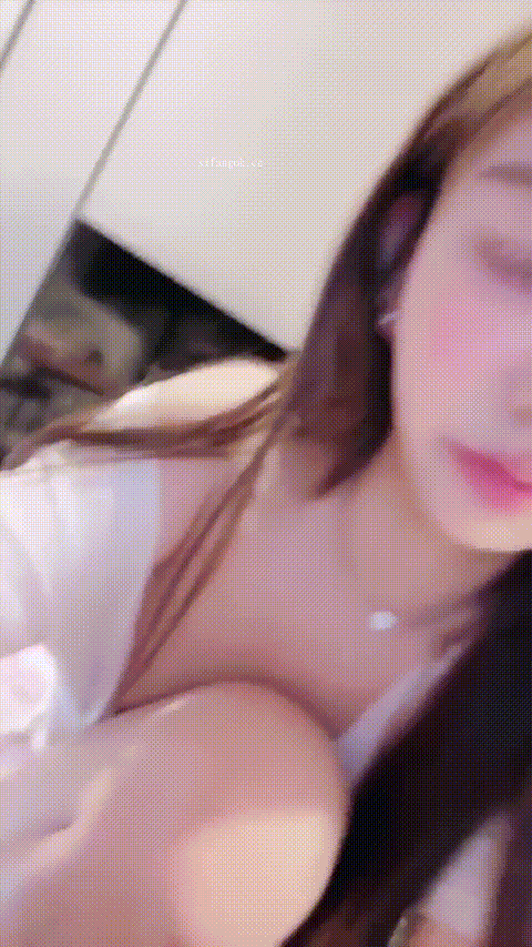 校花学妹【羊村美骚】完美身材 全身雪白细嫩 丰满美乳 极品翘臀 掰开嫩穴跳蛋自慰 (2).gif