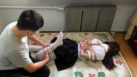 白丝jk妹 驷马 拇指铐26336_p40.gif