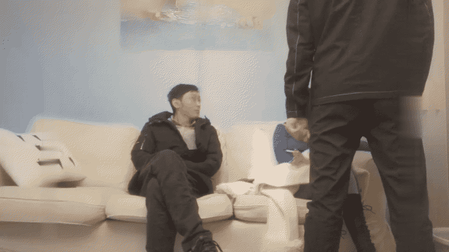 【小陈头星选】父子3P大秀_尽情揉捏大奶子，两根JB轮流舔太骚了，扛起腿爆操前后夹击.gif