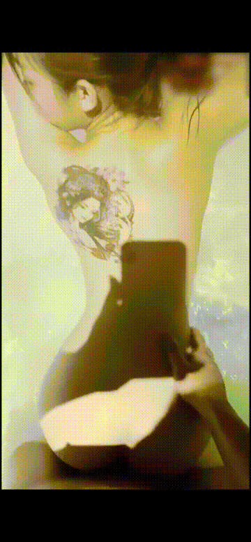 ✨纹身尤物✨超美纹身，犹如壁画美人，身材纤细优美，无套后入实在是太带感了，内射入.gif