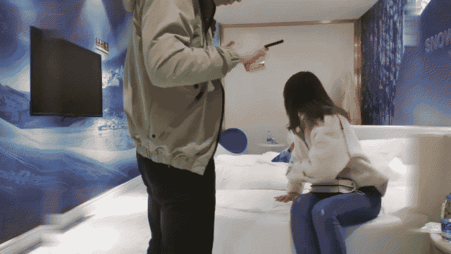 【文轩探花】苗条学姐_乖巧听话掰穴揉胸，风骚小淫妇激情啪啪操了两次_5p_compressed..gif