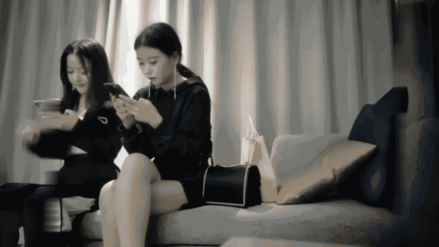 【七天高端外围】高素质甜美大奶妹子，舔屌交上位骑坐抬屁股抽插，扶着腰后入抽插猛操.gif