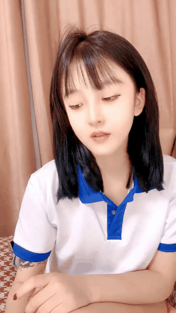 颜值很高的清纯美少女露脸来了大姨妈还发骚呢，跟狼友撩骚互动听指挥，揉奶玩逼xue顺腿.gif