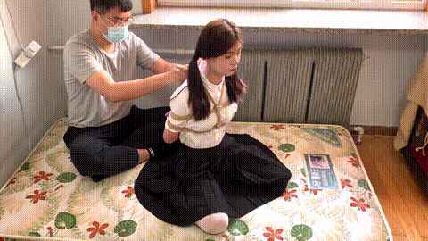 白丝jk妹 驷马 拇指铐26336_p20.gif