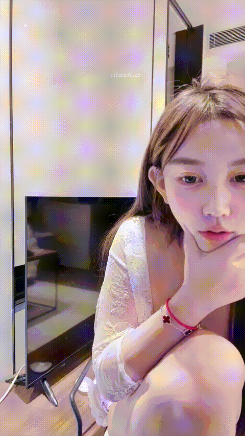 【王鹤棣的美羊】发育很好的小嫩模 颜值高超级骚毛多逼粉一线天 一丝不挂 真想干她骚.gif