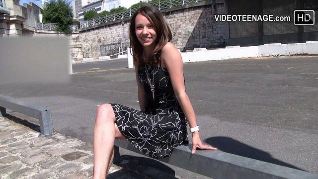 Lovely 18 year photo model Leslie does her first nude video casting.jpg
