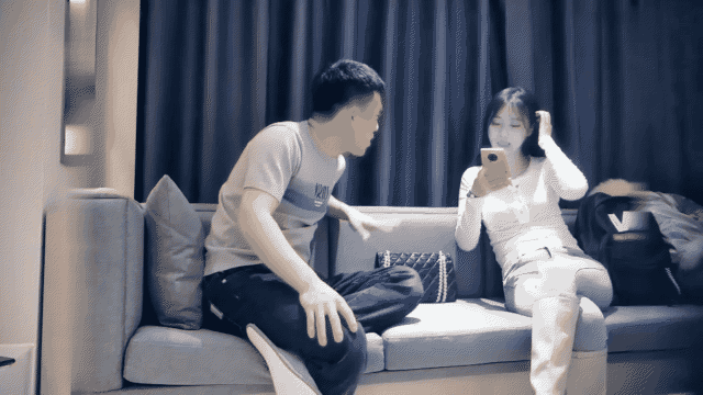 【七天高端外围】极品影视学院毕业生_高颜值好身材牛仔裤大奶妹，舔奶特写口交抬腿侧.gif