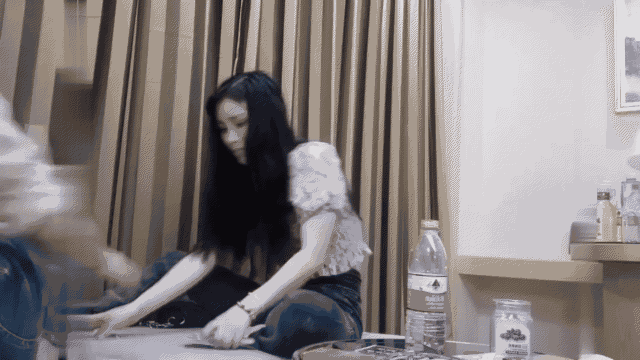 【探花精选】风骚御姐，PUA达人口吐莲花，忽悠小姐姐乖乖听话各种配合，残暴输出连干.gif