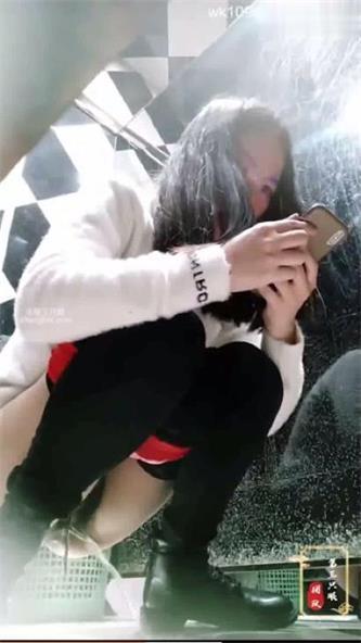 酒吧女厕全景❤️几位时尚的美女前来嘘嘘各[00_06_27][20240614-104631].jpg.jpg