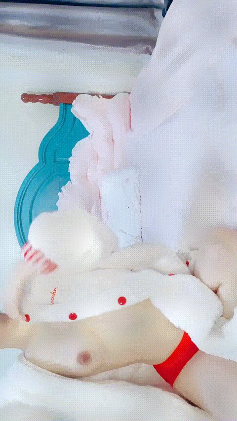 两个尤物【奈奈酱】闺蜜互相自慰 两个都很白很嫩 大奶长腿 尤其是掰开无毛嫩穴又粉又.gif