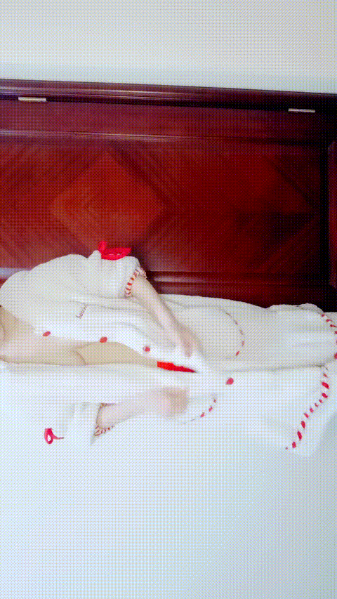 两个尤物【奈奈酱】闺蜜互相自慰 两个都很白很嫩 大奶长腿 尤其是掰开无毛嫩穴又粉又.gif