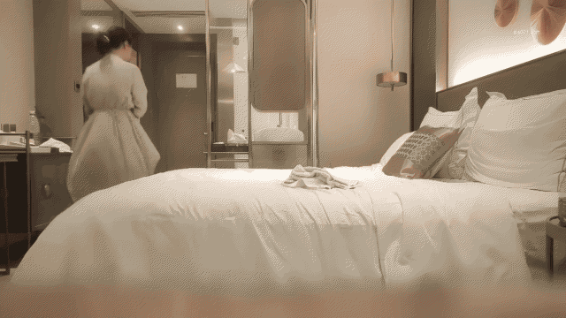 【探花精选】漂亮少妇_累死了你来_身材高挑大长腿_性格温柔很配合_逼毛浓密_上位骑乘.gif