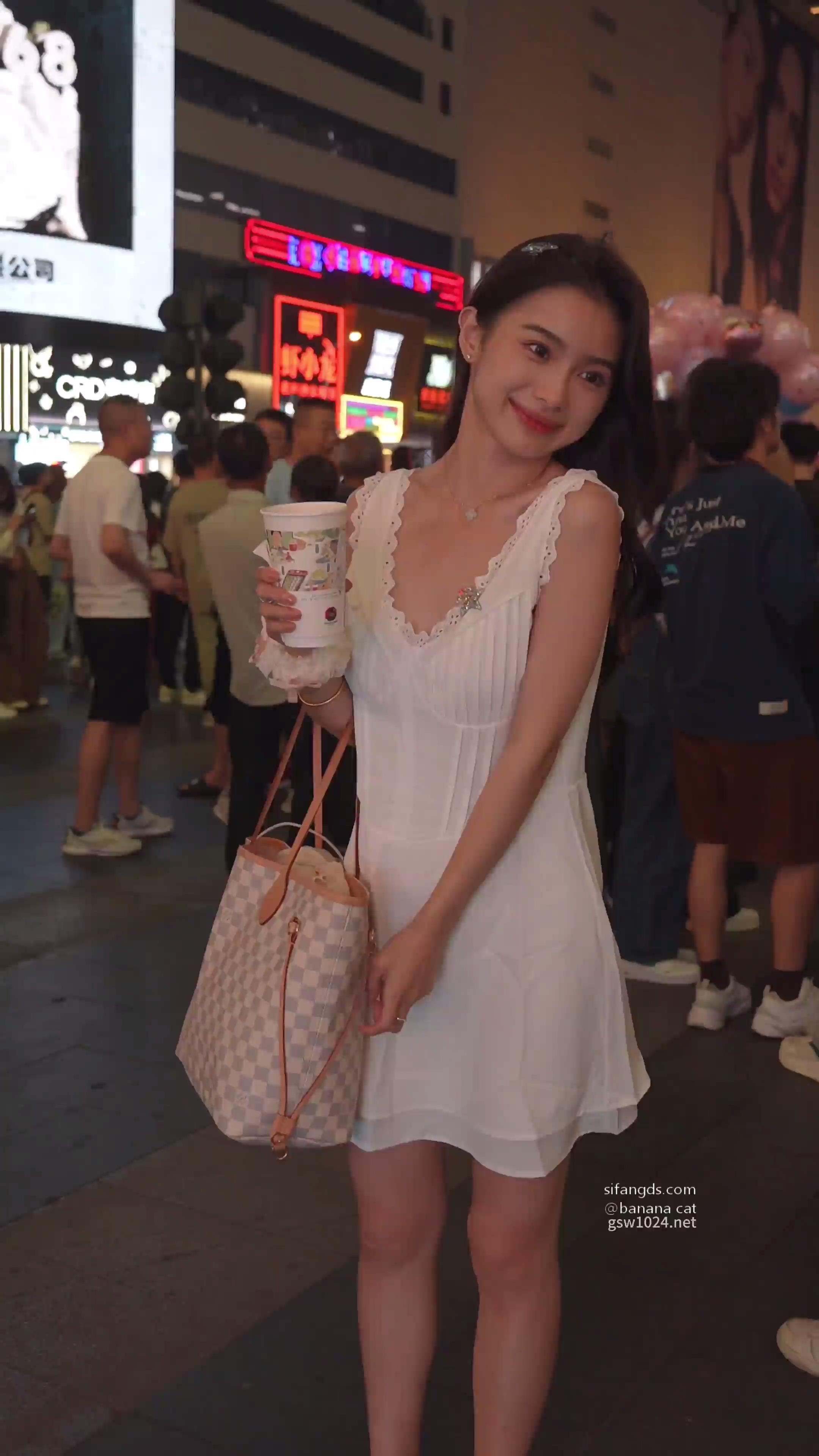 尾随偷拍❤️拍抖音的女网红低胸裙笑容甜美[00_01_49][20240616-174256].jpg.jpg