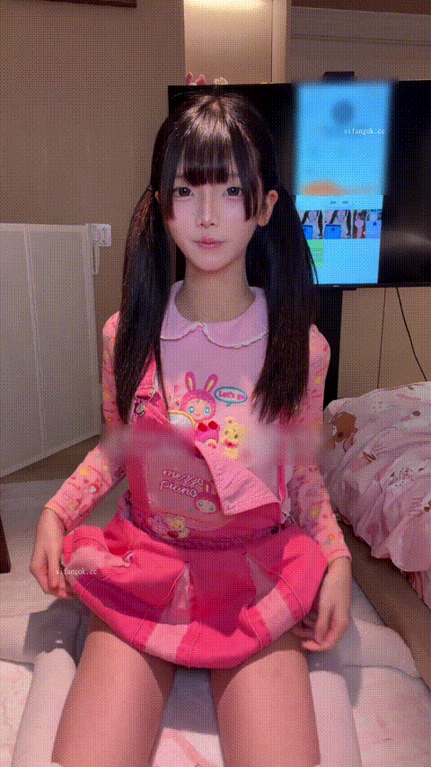 ⚫️极品清纯神颜嫩妹【金币崽】最新千元定制作品，女儿服双马尾，无毛嫩穴掰开彻底大.gif