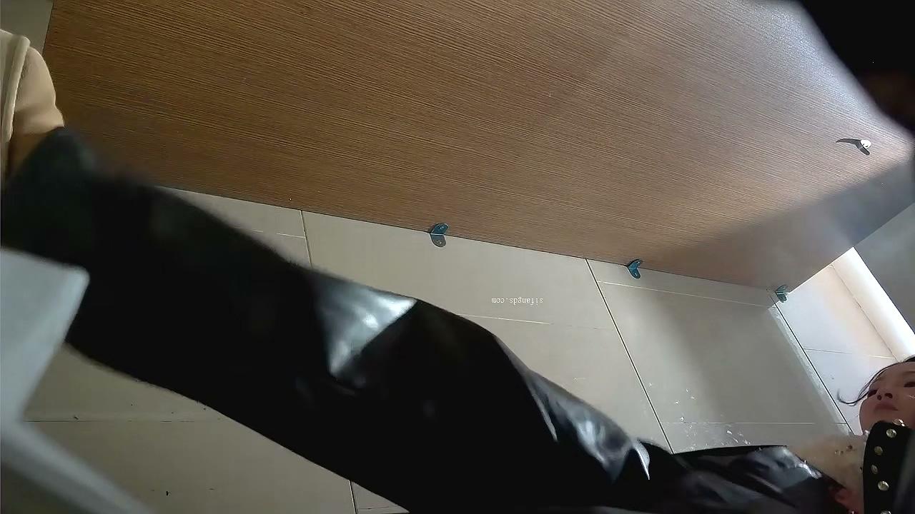 KTV女厕全景偷拍多位极品靓妹还有几位黑白丝小姐姐人美B嫩.mp4_20260521_114423.157.j.jpg